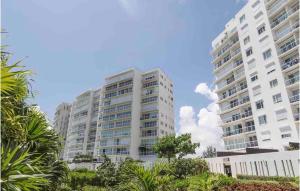 CARlBE Beachfront 2BDR with pool by Casa Paraiso