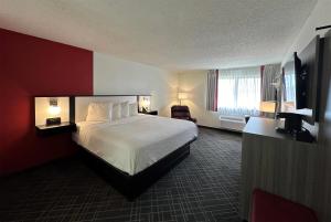 Queen Room - Non-Smoking room in Ramada by Wyndham Waupaca