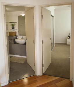 Spacious 2 bedroom apartment next to the river