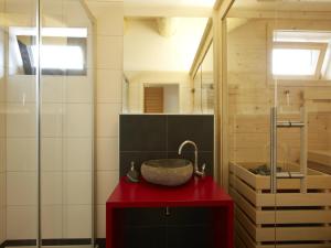 Cosy, modern Canadian wooden chalet