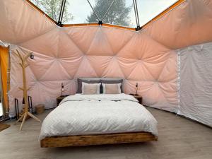 Idyllisk overnatting i dome ved sandstrand