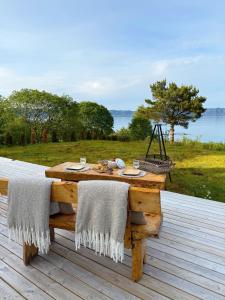 Idyllisk overnatting i dome ved sandstrand