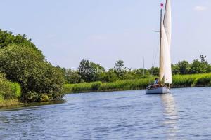 Charming 8 Berth Caravan At Cherry Tree Holiday Park In Norfolk Ref 70831C