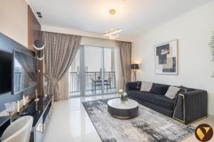 Vogue Vacation Homes, Creek Harbour, Harbour Views Tower Waterfront Living Close to Downtown, Burj Khalifa and Dubai Mall, One Bedroom Apartment with Balcony and Canal View, Access toAmenities