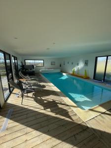 Piscine intérieure privée chauffee toute l annee et spa St Martin