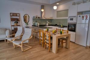 Stunning Home, AC, Beach, Backyard, 4 BR