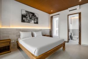 Garita - New Sleek 2BR Canggu Villa, 10 Mins to Beach Life!