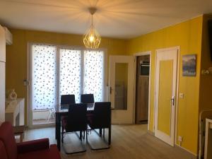 Appartements Studio 25 m2 Le Jasmin centre-ville, parking et balcon : photos des chambres