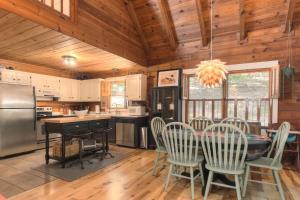 Respite at Big Canoe - Wood-burning fireplace bright interiors Wifi