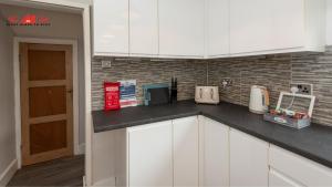 Stylish 3-Bedroom Accommodation in Central Location for Groups