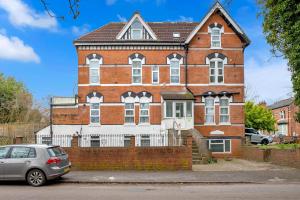 Cozy 2BR Apartment - Free Parking - Equipped Kitchen