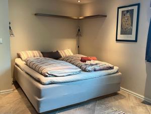 Hybel i underetasje 700m fra strand