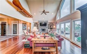 Eagles View - Gorgeous Mountain Views Luxury Interiors Telescope Library