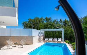 Amazing Home In Linardici