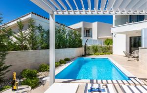 Amazing Home In Linardici