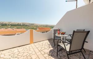 2 Bedroom Nice Apartment In Pag 