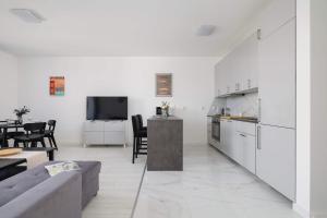 Fabryczna Modern Apartment with Balcony & Parking in Cracow by Noclegi Renters