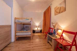 Villa Orange, a charming holiday home with a pool & fenced garden