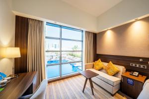 Queen Room with Sofa Bed - Non-Smoking room in Hampton By Hilton Dubai Airport