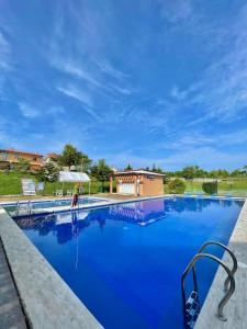 Hillview Apt w Pool Access - Free Wifi