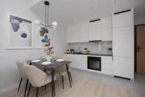 Towarowa Towers Prestigious Apartaments with AC & Parking in Warsaw by Renters Prestige