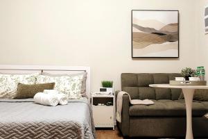 Cozy Condo near Mactan Airport with 200 Mbps Netflix and Pool