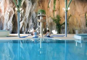 Holiday Club Spa Luxury Suite w Sauna Jacuzzi FREE Parking