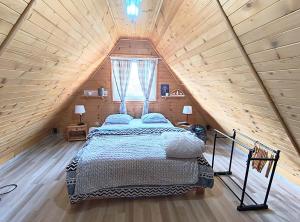 Uroczny domek z dużym ogrodem i tarasem blisko jeziora, cisza i spokój