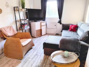 Uroczny domek z dużym ogrodem i tarasem blisko jeziora, cisza i spokój