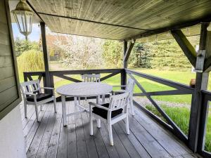 Uroczny domek z dużym ogrodem i tarasem blisko jeziora, cisza i spokój