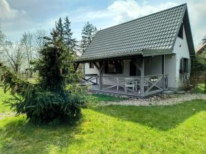 Uroczny domek z dużym ogrodem i tarasem blisko jeziora, cisza i spokój