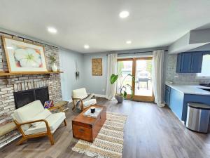 Modern Oasis: Gurnee Getaway