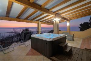 Seabreeze Apartments with Shared Jacuzzi