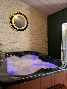 Maisons de vacances Gite de charme romantique avec Spa privatif l-Echappee bulles : photos des chambres