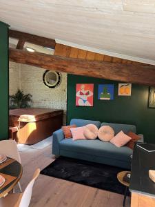 Maisons de vacances Gite de charme romantique avec Spa privatif l-Echappee bulles : photos des chambres