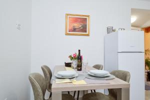 Apartments by the sea Martinscica, Cres - 22582