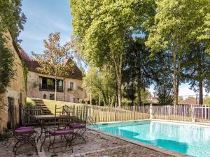 Maisons de vacances Ritzy Mansion in Sourzac with Tennis Court : photos des chambres