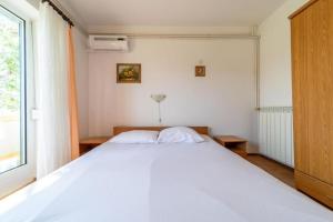 Apartments by the sea Banjol, Rab - 24668