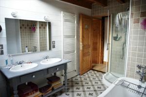 Chalets Chaleureuse maison de village : photos des chambres