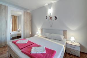 Seabreeze Apartments with Shared Jacuzzi