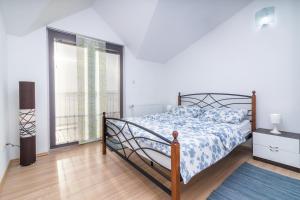 Seabreeze Apartments with Shared Jacuzzi