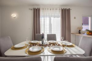 Apartments with swimming pool Kastel Stari, Kastela - 24273