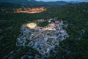 Villa Lovorika - Padel, Cageball, Basketball & Heated Pool