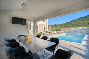 Villa Lovorika - Padel, Cageball, Basketball & Heated Pool