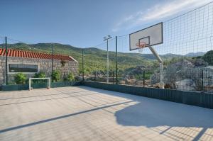 Villa Lovorika - Padel, Cageball, Basketball & Heated Pool