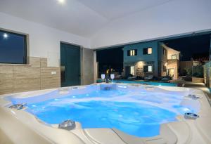 Villa Lovorika - Padel, Cageball, Basketball & Heated Pool