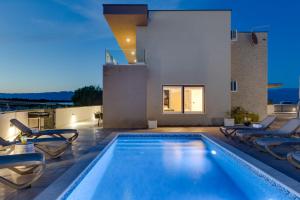 Sea Gem - beachfront villa with heated pool, Privlaka