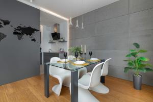 Stylish Apartment with Parking & AC in the Centre of Krakow Near Old Town by Noclegi Renters