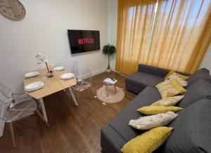Appartements PARIS-MONTROUGE Magnifique Studio Appartement de 35m2 - tres cosy pour 1 a 6 personnes refait a neuf - ENTIRE APARTMENT LUXIRIOUS AND WARM - Montrouge Paris 14eme - Proche Aeroport Orly & Parc Expositions Porte de Versailles FREE WIFI GRATUIT : photos des chambres