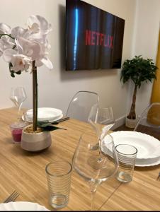 Appartements PARIS-MONTROUGE Magnifique Studio Appartement de 35m2 - tres cosy pour 1 a 6 personnes refait a neuf - ENTIRE APARTMENT LUXIRIOUS AND WARM - Montrouge Paris 14eme - Proche Aeroport Orly & Parc Expositions Porte de Versailles FREE WIFI GRATUIT : photos des chambres